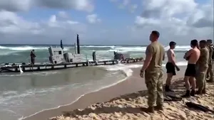 O parte din docul plutitor construit de Armata Statelor Unite în Gaza s-a rupt şi a eşuat pe coastă din cauza unei furtuni pe mare