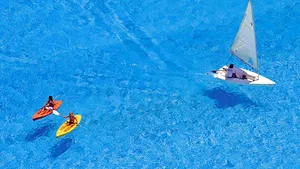 Cum arată cea mai MARE piscină din lume. A costat 2 miliarde de dolari şi se întinde pe 8 hectare