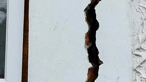 Alunecări de teren în Dâmboviţa| Autorităţile vor să evacueze mai multe familii, oamenii refuză / 