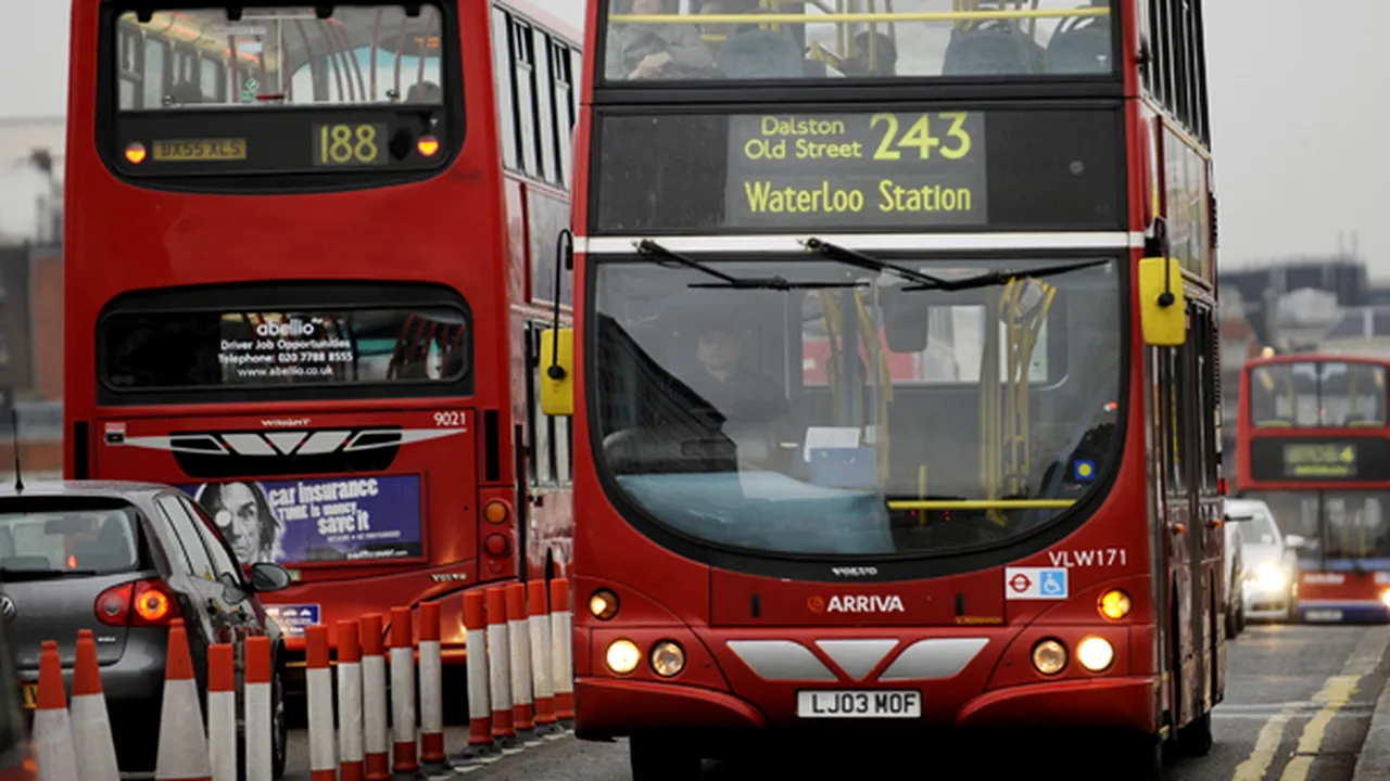 Un şofer musulman din Londra a oprit un autobuz cu pasageri în plin trafic pentru a se ruga