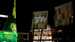 Sute de bucureşteni şi-au proiectat mesajele de optimism pe faţada unul mall din Bucureşti