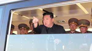 Paradă militară nocturnă în Coreea de Nord. Surse: probabil, au fost inclusiv arme nucleare