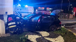 Accident în Botoșani: Doi răniți după ce mașina a ajuns în mijlocul sensului giratoriu