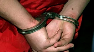 Trei bărbaţi care au sechestrat o tânără pentru a o determina să practice prostituţia, reţinuţi