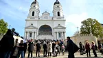 Incident la pelerinajul Sfintei Parascheva din Iași. Doi bărbați au forțat intrarea în catedrală, iar unul dintre ei a fost încătușat de jandarmi