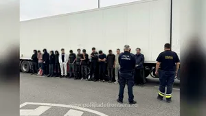 Poliția de Frontieră: Cincisprezece cetățeni străini, găsiți într-un automarfar la Calafat. Au fost predați autorităților bulgare