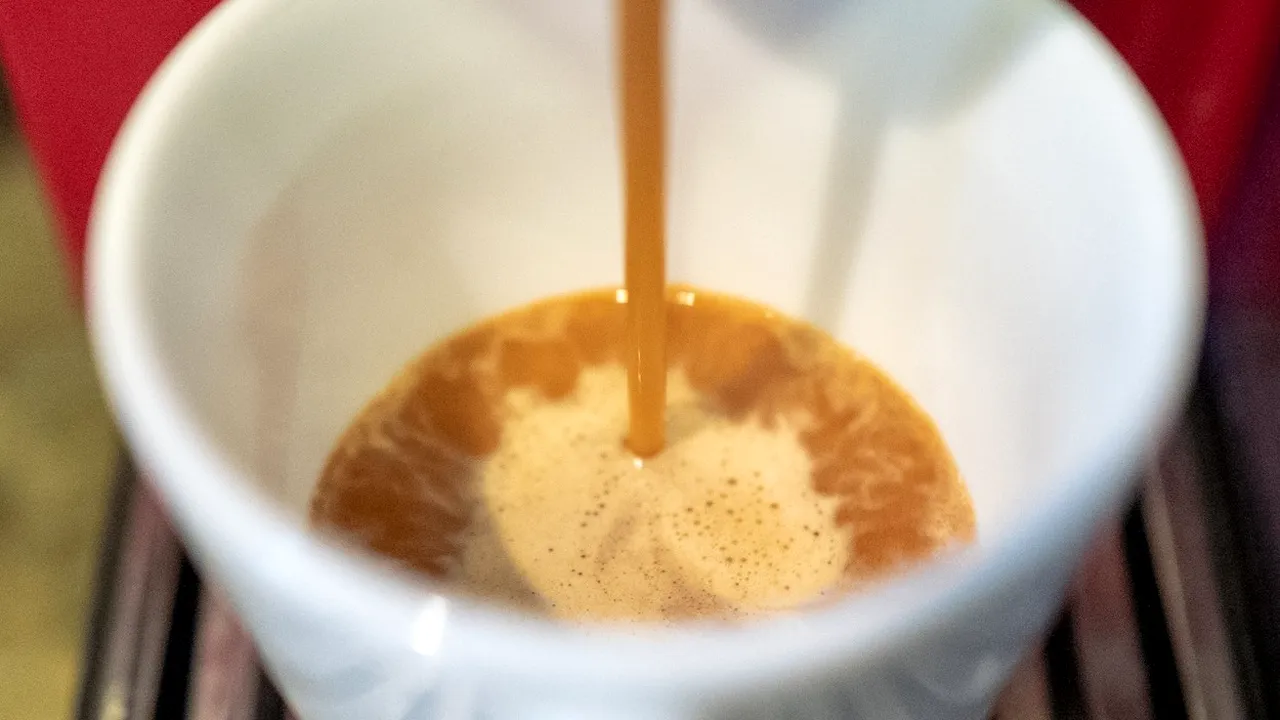 Majoritatea aparatelor de cafea sunt pline de bacterii şi mucegai
