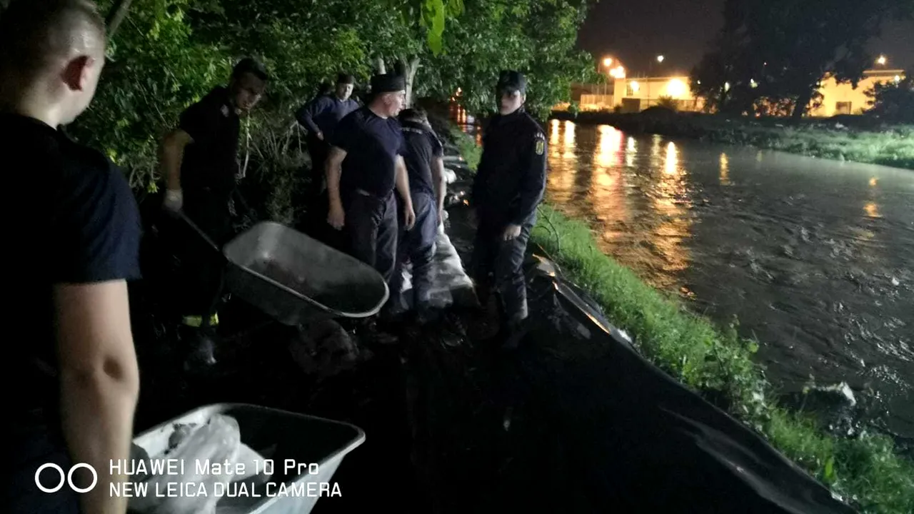 ANM a emis 50 avertizări/atenţionări de fenomene meteo periculoase într-o singură zi. Află care a fost bilanţul ploilor şi furtunilor din ţară