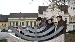 Peste 40% dintre români cred că evreii sunt o amenințare și sunt adepți ai teoriilor conspiraționiste, afirmă Institutul Elie Wiesel