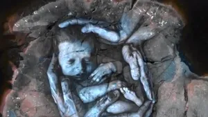 Artă efemeră. Un artist creează portrete spectaculoase folosind pigmenţi naturali pe gheaţă VIDEO