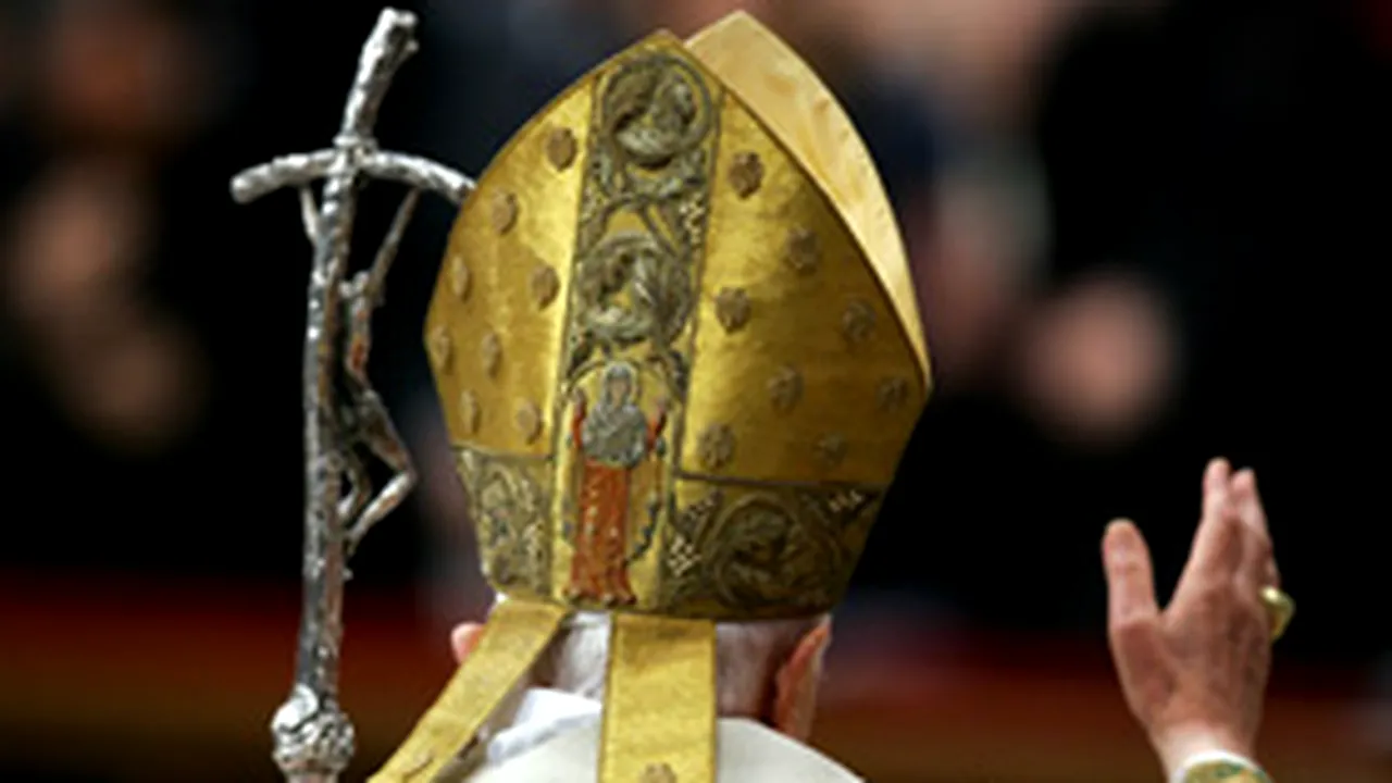 Benedict al XVI-lea a oficiat pentru prima dată o slujbă religioasă cu spatele la credincioşi