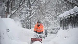 Copil de 5 ani, dus la ambulanţă pe braţe, din cauza unui autoturism abandonat care bloca drumul / Opt persoane izolate din cauza gerului în Insula Mare a Brăilei, salvate de poliţiştii de frontieră