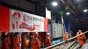 Captivi în mina de cărbune, în urma unui accident: 21 de mineri chinezi au rămas blocaţi în subteran