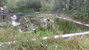Olt. O maşină a căzut într-un canal cu apă. Şoferul este în stare gravă