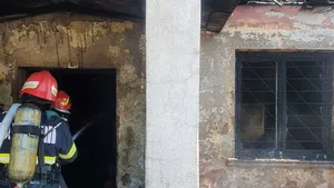 FOTO VIDEO Incendiu la un depozit de deşeuri din localitatea Bocşa. Doi angajaţi au fost evacuaţi