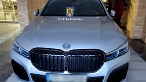 Bacău: Autoturism de lux cumpărat cu documente şi bancnote falsificate