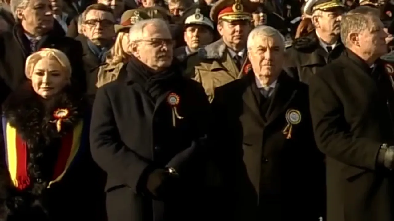 Fotografia ZILEI. Liviu Dragnea s-a răzgândit. Liderul PSD, alături de Călin Popescu Tăriceanu şi Viorica Dăncilă, la parada de 1 Decembrie de la Arcul de Triumf