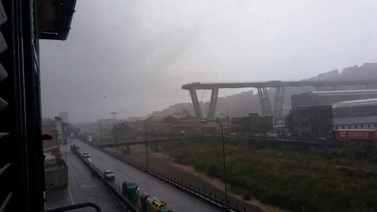 MAE: Un român a murit după prăbuşirea segmentului suspendat de autostradă în Italia, în apropiere de Genova/ Bilanţul a ajuns la cel puţin 38 de morţi