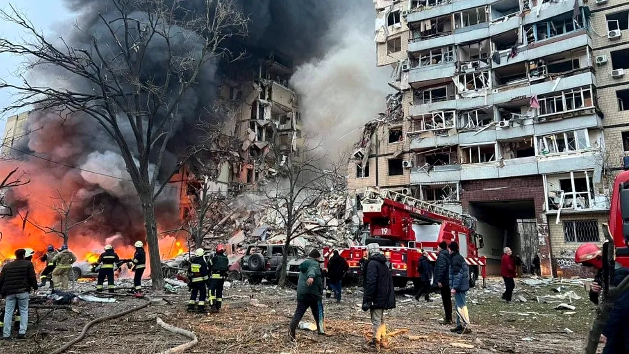 Creşte bilanţul morţilor după atacul din Dnipro: Cel puţin 25 de persoane au murit în urma bombardamentului