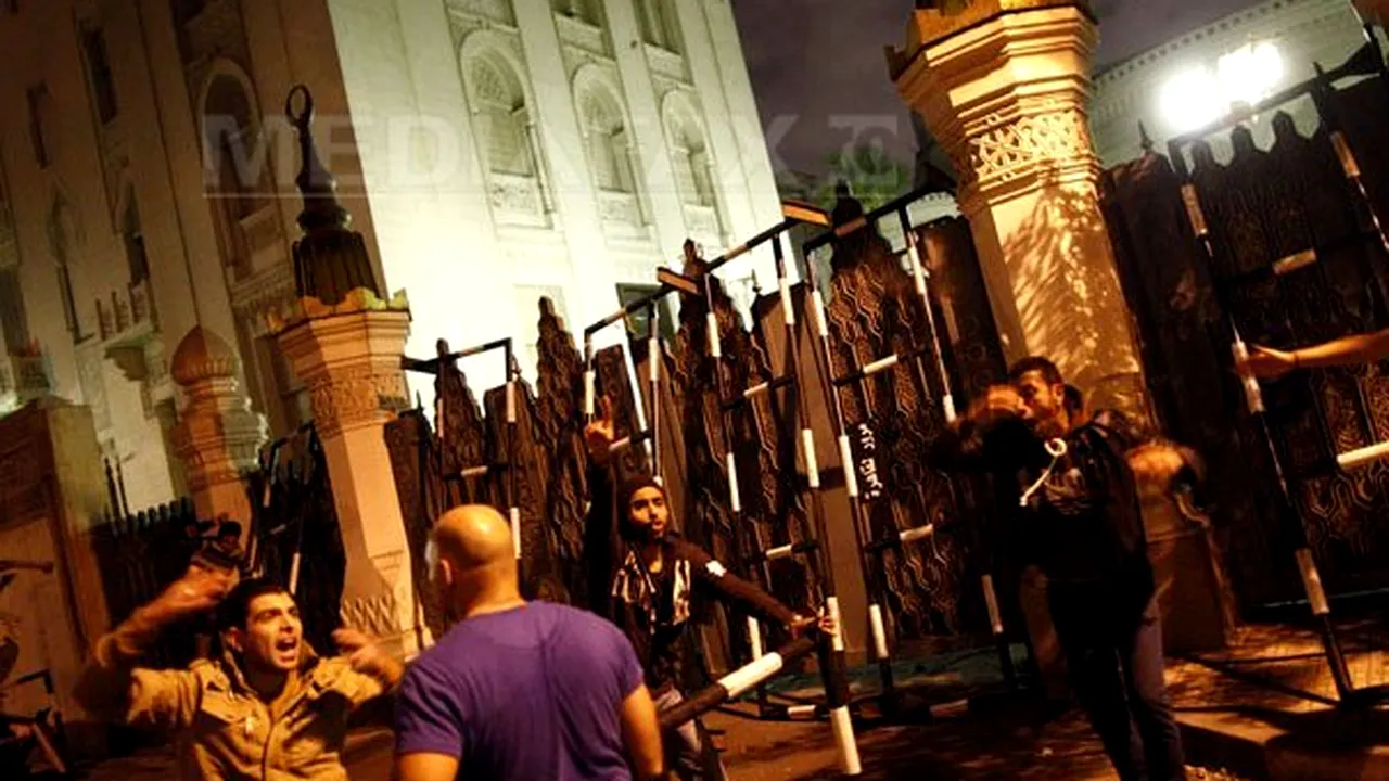 Armata egipteană mobilizează tancuri în faţa sediului preşedinţiei, la Cairo