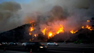 Pompierii din California se luptă în continuare cu flăcările cauzate de incendii de vegetaţie