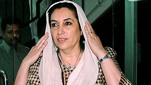 Benazir Bhutto îşi depune oficial candidatura la alegerile parlamentare din Pakistan