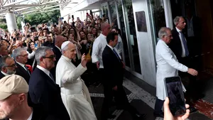 Convorbire telefonică de ultimă oră între Papă și Vladimir Putin: Solicitarea transmisă direct de pe patul de spital