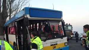 Un om a murit în Prahova, într-un accident produs între un autobuz cu călători şi o autoutilitară. Alte nouă persoane sunt rănite
