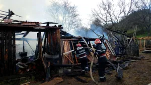 INCENDIU într-o comună din judeţul Bacău, patru case cuprinse de flăcări 