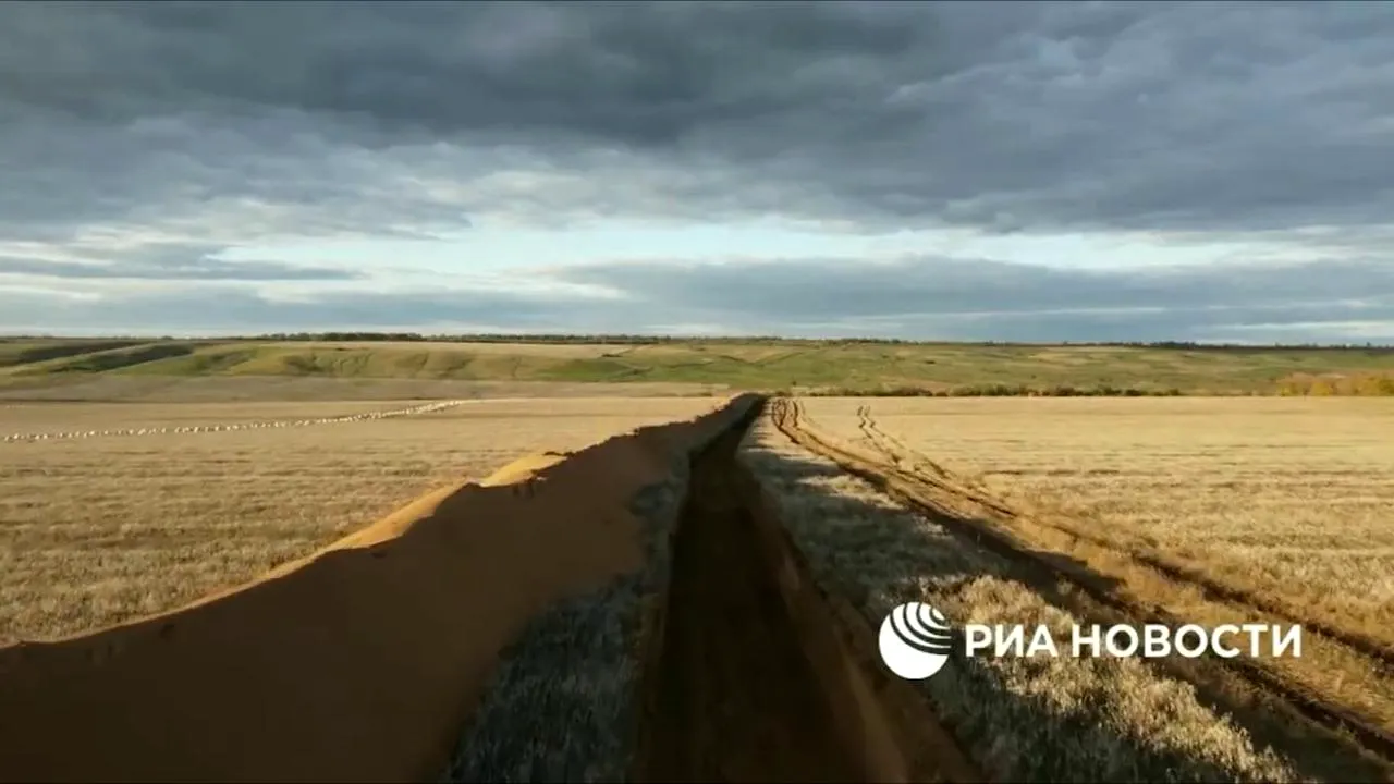 Propaganda rusă se laudă cu tancul-excavator MDK-3, care a săpat kilometri de tranşee în Donbas

