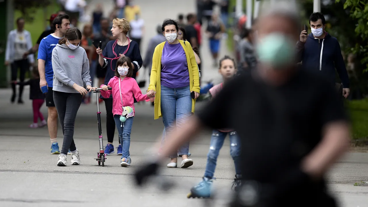 Un nou judeţ impune obligativitatea purtării măştii în toate spaţiile deschise