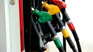 Cum a ajuns benzina de la MOL mai scumpă cu 1 leu faţă de cea de la Petrom sau Lukoil