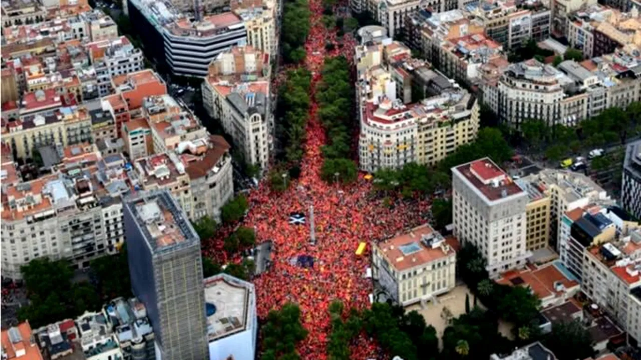 VIDEO - Imagini aeriene impresionante din Barcelona, de la ziua naţională a Cataloniei. Sute de mii de oameni au ieşit pe străzi pentru a celebra 
