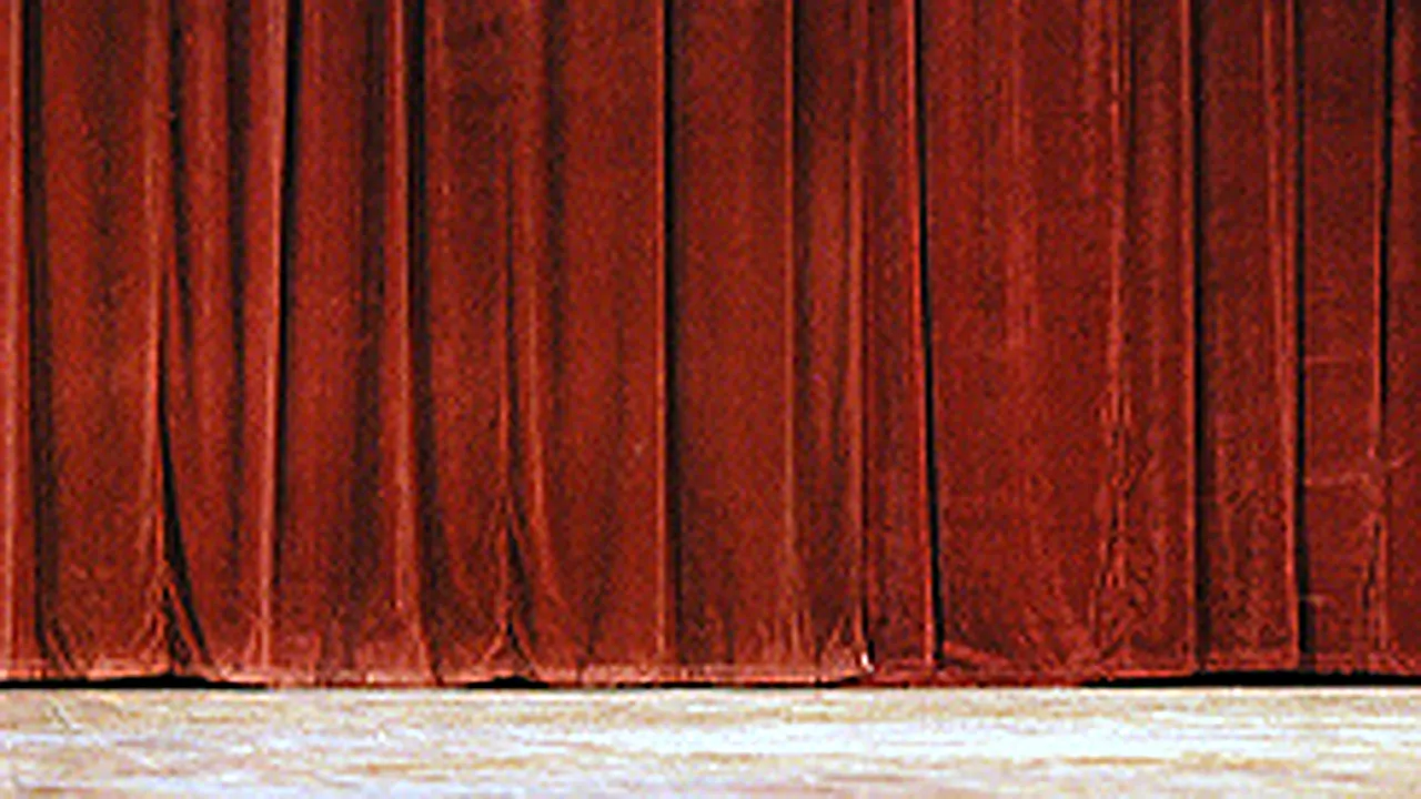 Boc participă la un spectacol la Teatrul din Caracal