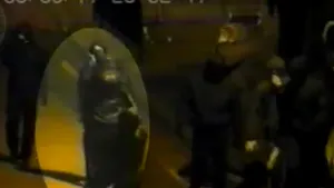 Poliţia britanică publică imagini cu protestatari care deschid focul asupra forţelor de ordine - VIDEO