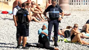 Poliţiştii francezi obligă femeile să renunţe la costumul burkini pe plajele din Nisa - FOTO