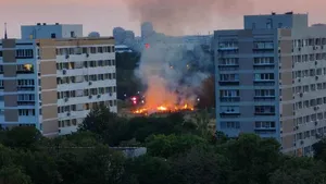 Un nou incendiu în zona retrocedată a Parcului IOR din Capitală. Pompierii încă nu au ajuns la fața locului