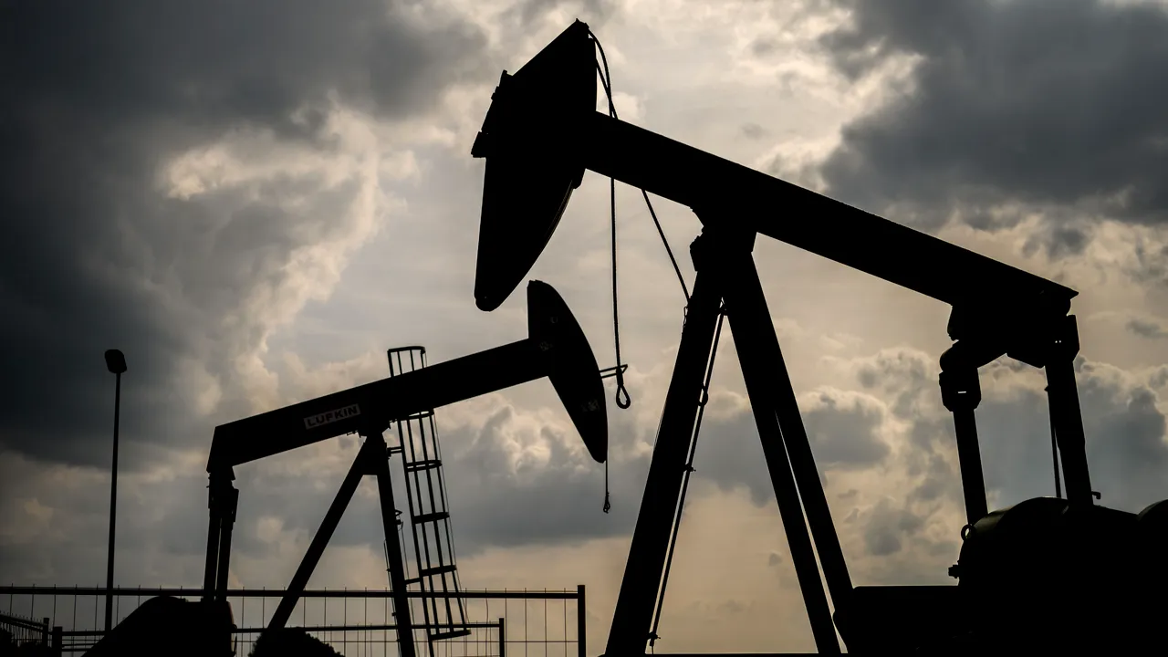 Preţul petrolului creşte, după ce dolarul a ajuns la cel mai scăzut nivel din ultimii doi ani