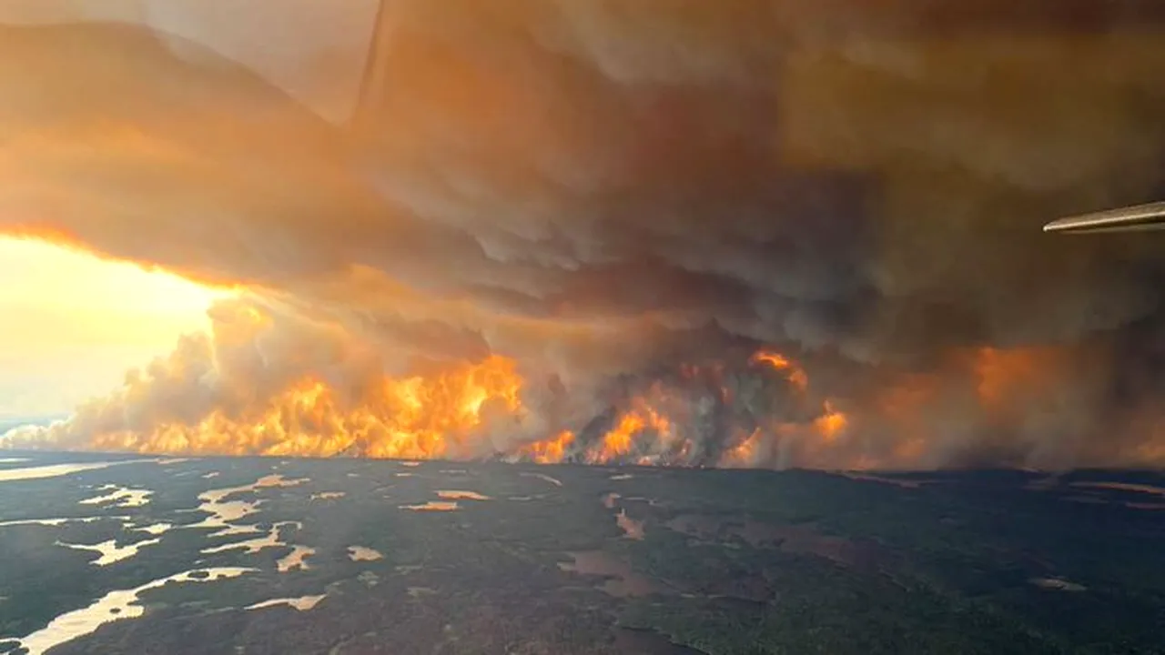 Evacuări masive în Manitoba, Canada, din cauza incendiilor de vegetaţie