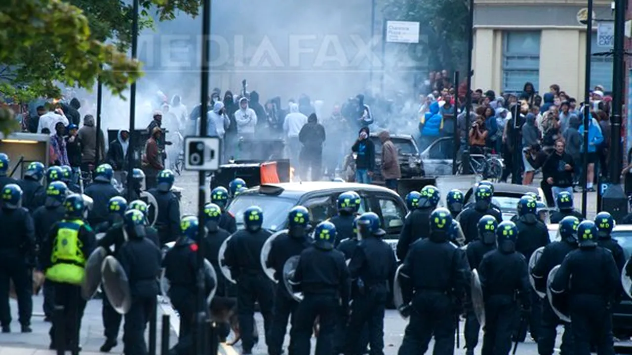 Peste 100 de ofiţeri de poliţie au fost răniţi în timpul revoltelor din Londra