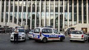 Un ofiţer vamal britanic, arestat pentru trafic de arme şi droguri. 11 arme de foc, nouă pistoale, două revolvere, 34 kg de cocaină şi şapte kg de heroină şi 12 persoane, reţinute