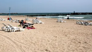 Salvamarii veghează pe plajele din Mamaia pentru ca turiştii să nu intre în apa mării