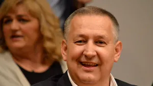 Interceptări DNA: Procurorii l-au supravegheat pe șeful ARR, Cristian Anton, în timp ce își număra banii, în șoaptă, în propria casă: „1, 2, 3.. 8, 9. 'Ai să-mi bag ****! ”Anton se urca cu o scară inclusiv pe blatul mobilierului de bucătărie și vorbea singur când verifica banii: „Să-l iau, în **** mea ... Hai aici!”