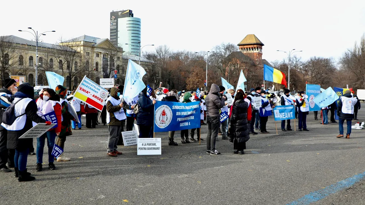 Sărbători cu proteste. Angajaţi din sectorul public, sănătate şi Poliţie protestează în faţa Guvernului şi a Parlamentului: 