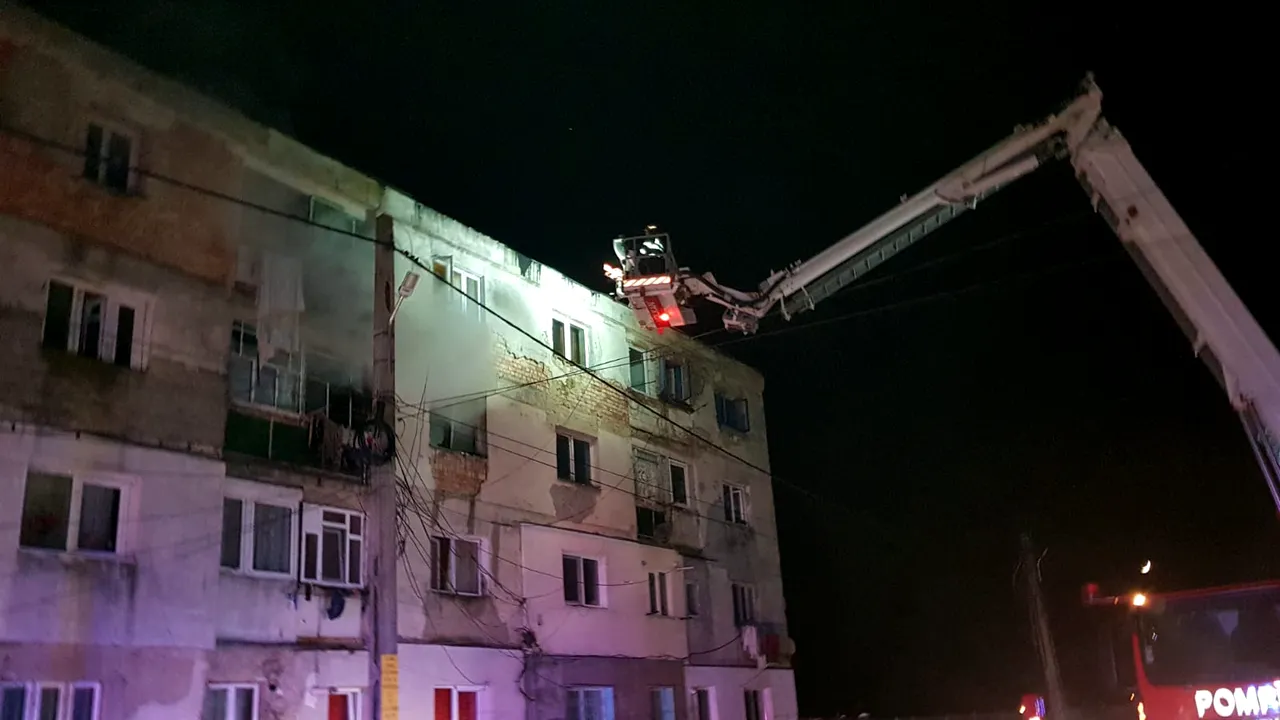 Zeci de persoane, evacuate din cauza unui incendiu care a izbucnit într-un bloc din Botoşani | FOTO