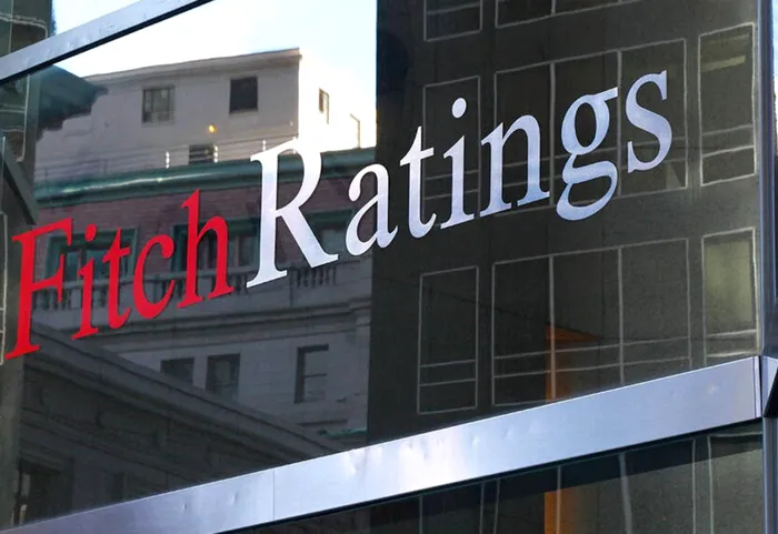 Breaking News Surse: Agenția Fitch menține ratingul suveran al României „BBB minus” (BBB-) cu perspectivă negativă. România evită retrogradarea la „junk”