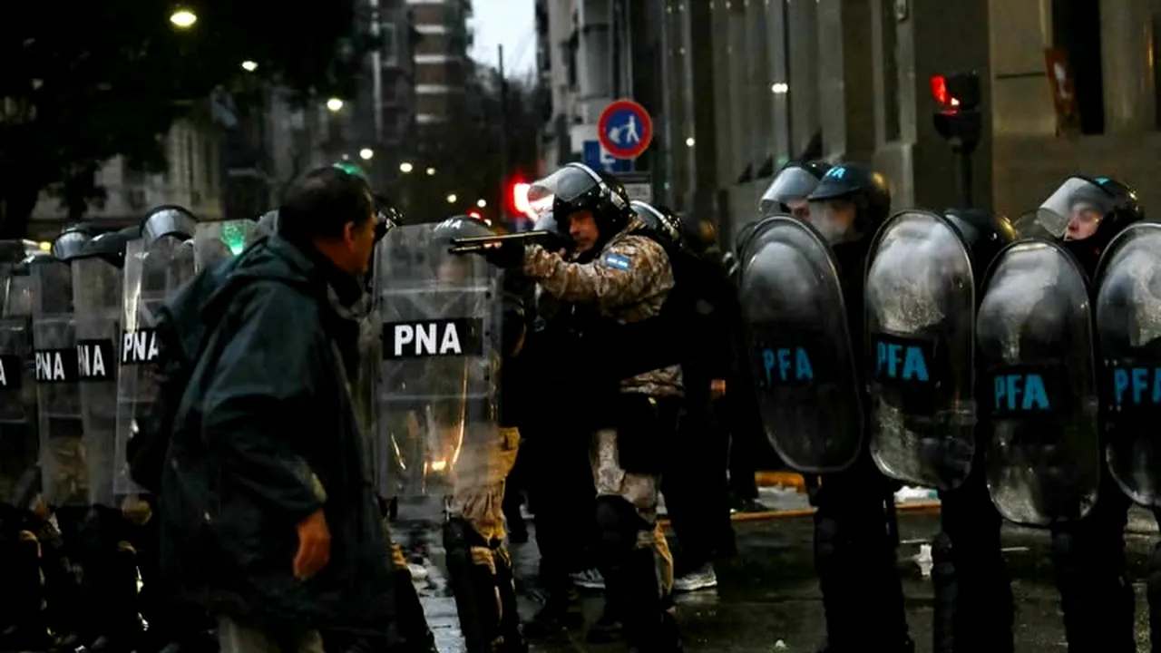 Aproape 300 de persoane au fost arestate în Chile în timpul protestelor care marchează aniversarea loviturii de stat a lui Pinochet