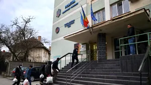 Zeci de migranţi descoperiţi de poliţişti în judeţul Timiş. Mulţi dintre ei provin din India şi Afganistan