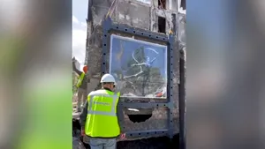 O pictură murală marca Banksy a fost salvată, înainte de demolarea unei clădiri din Irpin