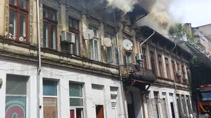 Incendiu puternic la o clădire cu două etaje din Bucureşti